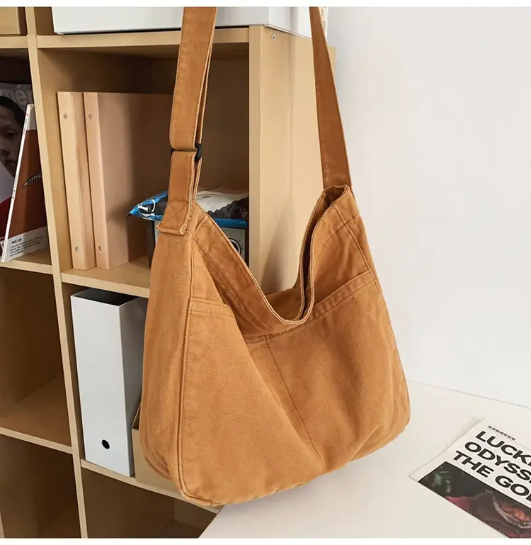 Large Capacity Ins Messenger Bag Cream 2024 — feature 19