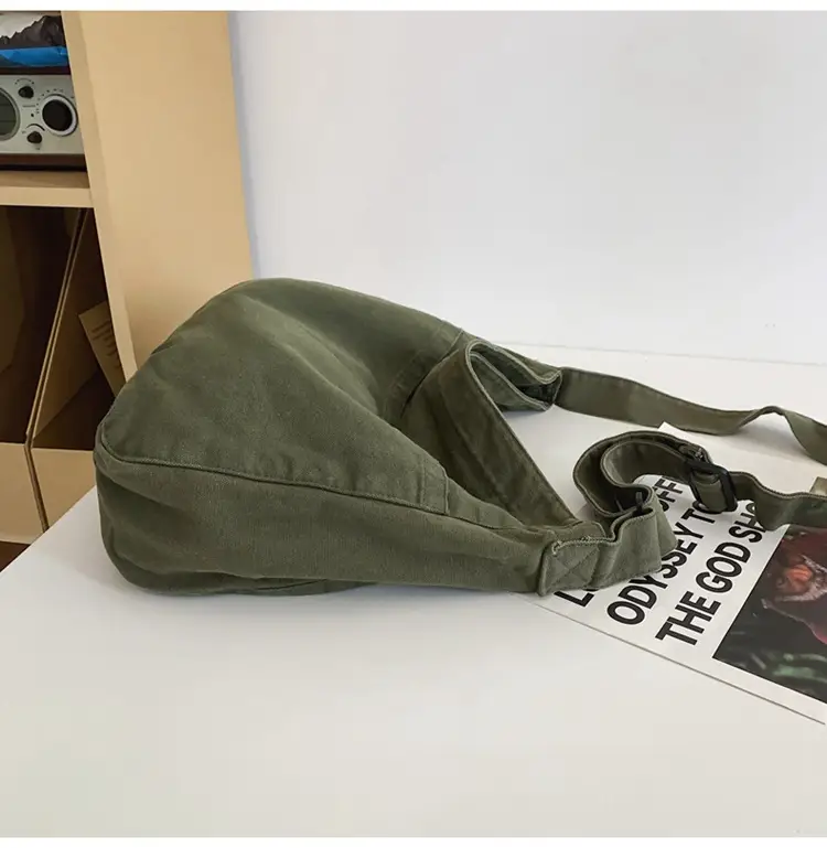 Large Capacity Ins Messenger Bag Cream 2024 — feature 21