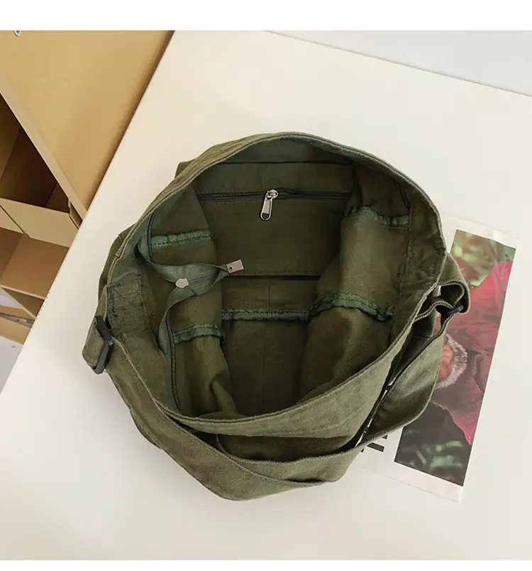 Large Capacity Ins Messenger Bag Cream 2024 — feature 4