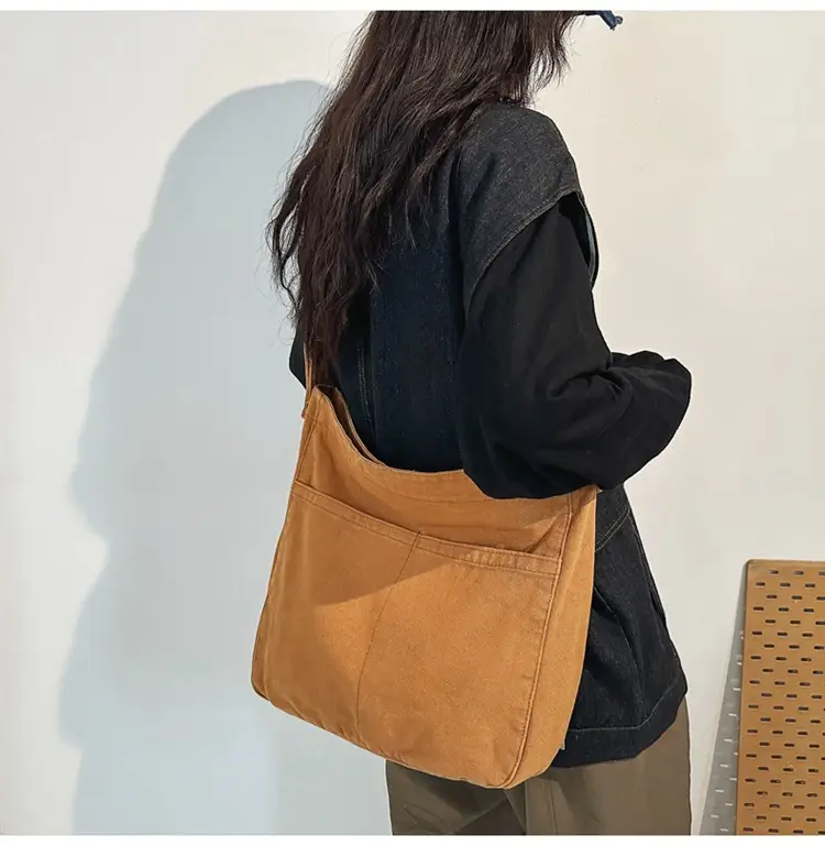 Large Capacity Ins Messenger Bag Cream 2024 — feature 8