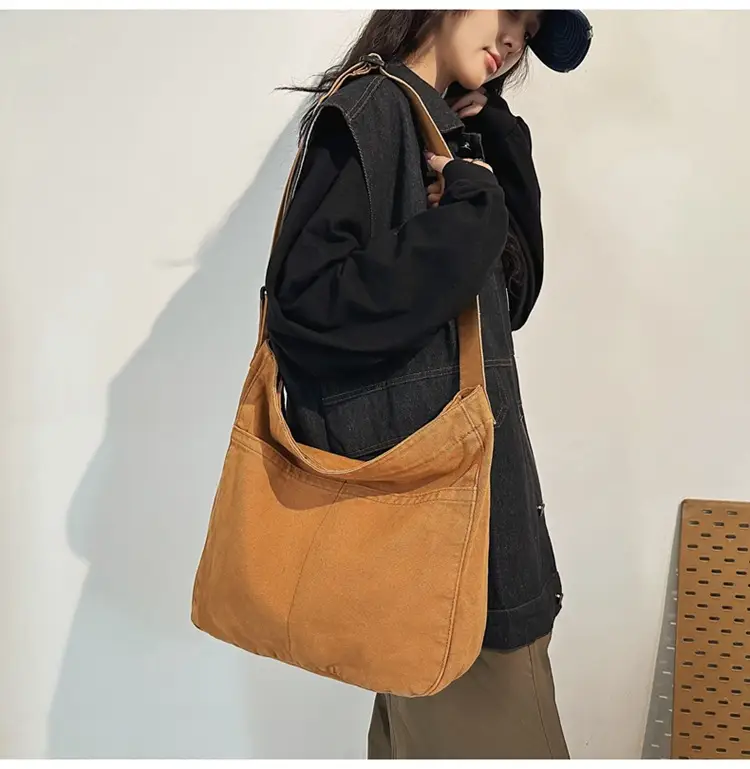 Large Capacity Ins Messenger Bag Cream 2024 — feature 9