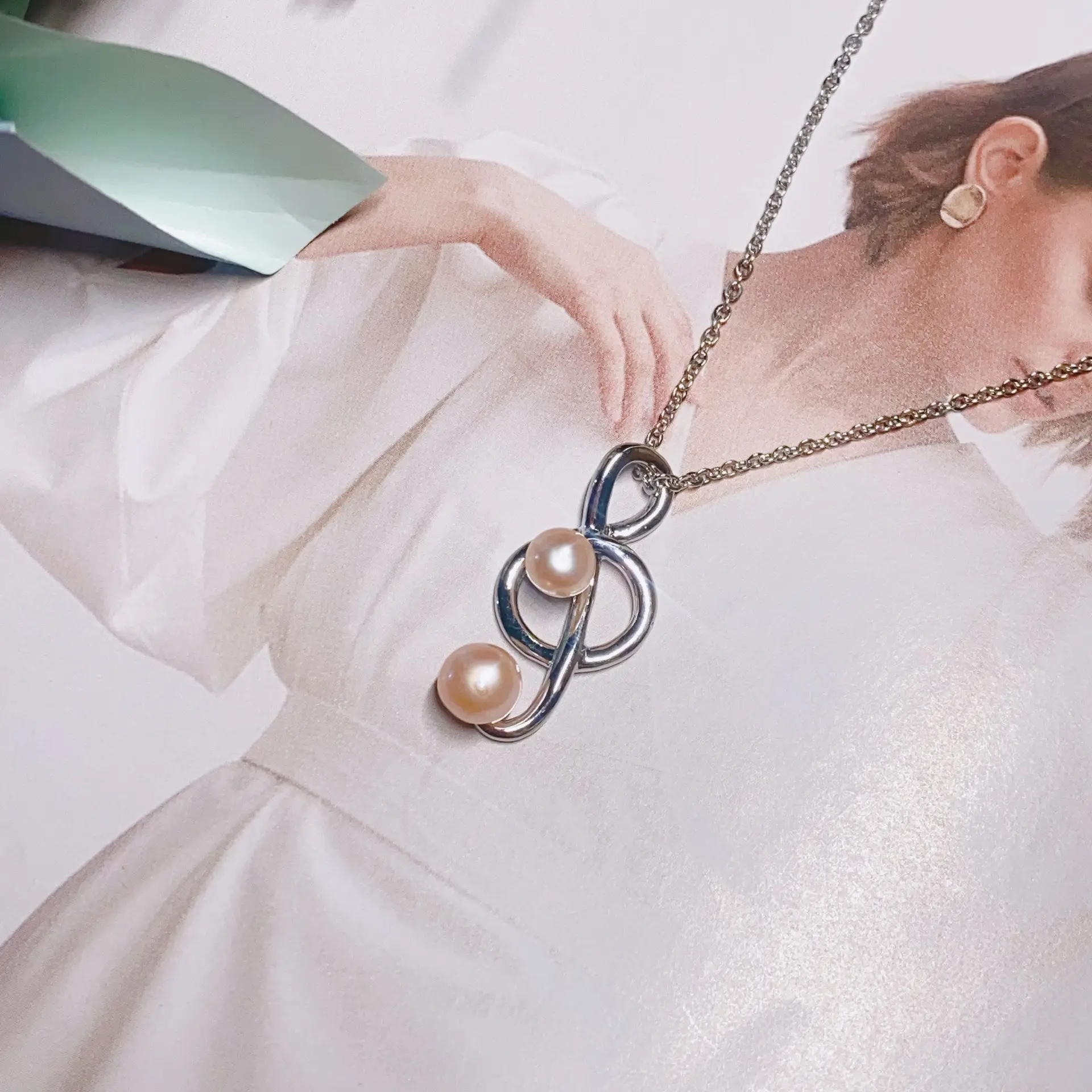 Women's Pearl Pendant Necklace with Balance Wood & Copper Bag — feature 8