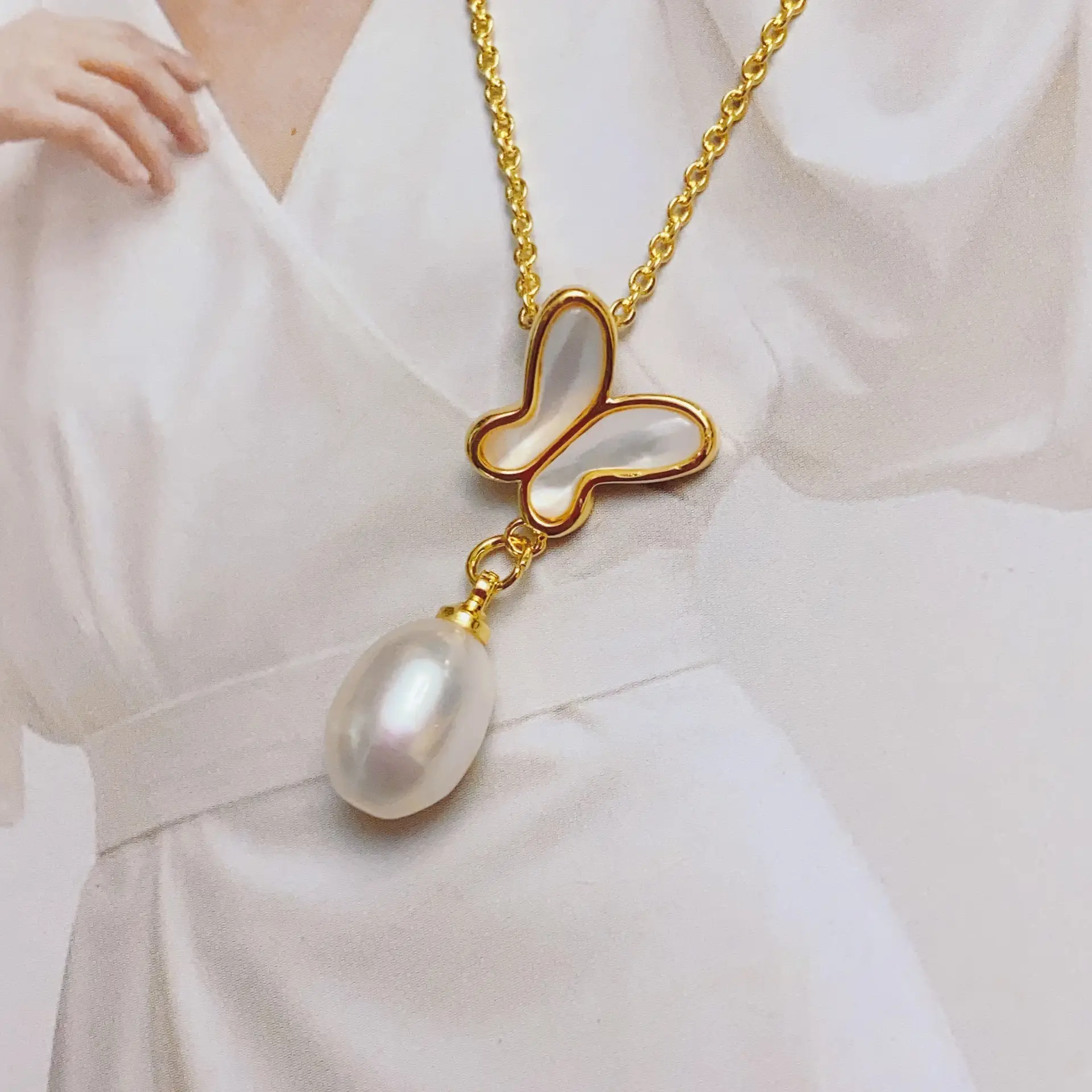 Women's Pearl Pendant Necklace with Balance Wood & Copper Bag - Image 29