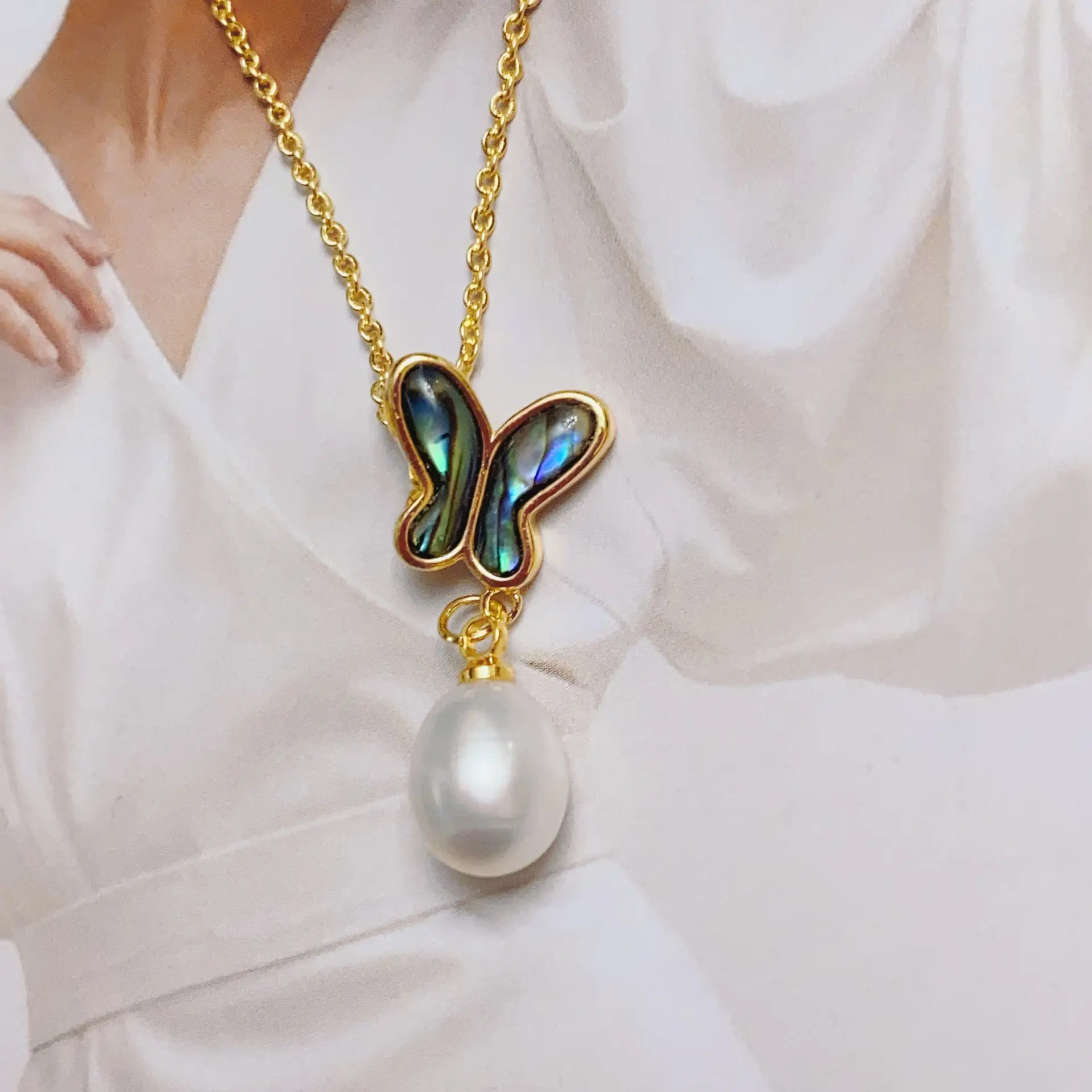 Women's Pearl Pendant Necklace with Balance Wood & Copper Bag - Image 30