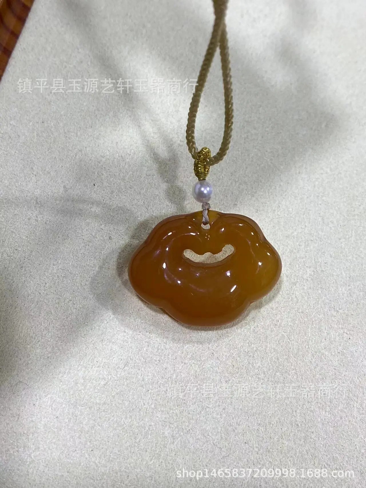 Women's White Agate Xiangyun Lock Necklace with Red Stone — feature 7