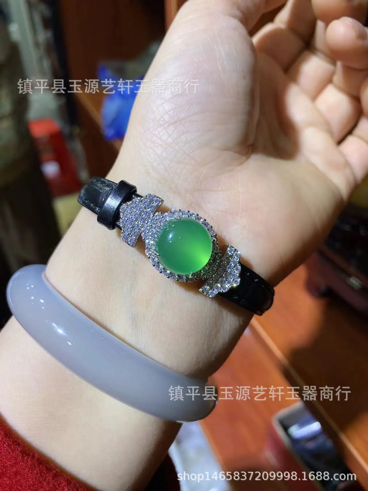 Chinese Style Women's Wristband with Yang Green Agate & Silver Plated — feature 1