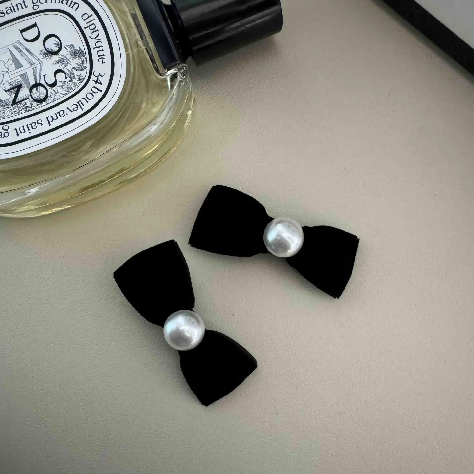 Velvet Bow Pearl Hairpin French Retro Side Clip Bangs Clip Small Chanel-Style Hair Accessory Versatile — feature 11