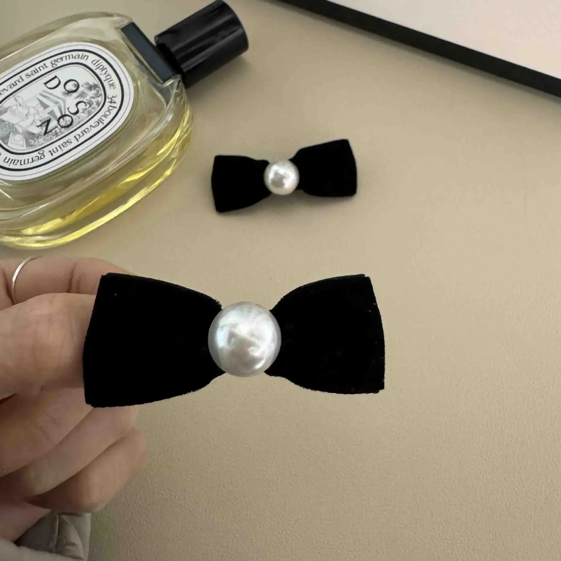 Velvet Bow Pearl Hairpin French Retro Side Clip Bangs Clip Small Chanel-Style Hair Accessory Versatile — feature 12