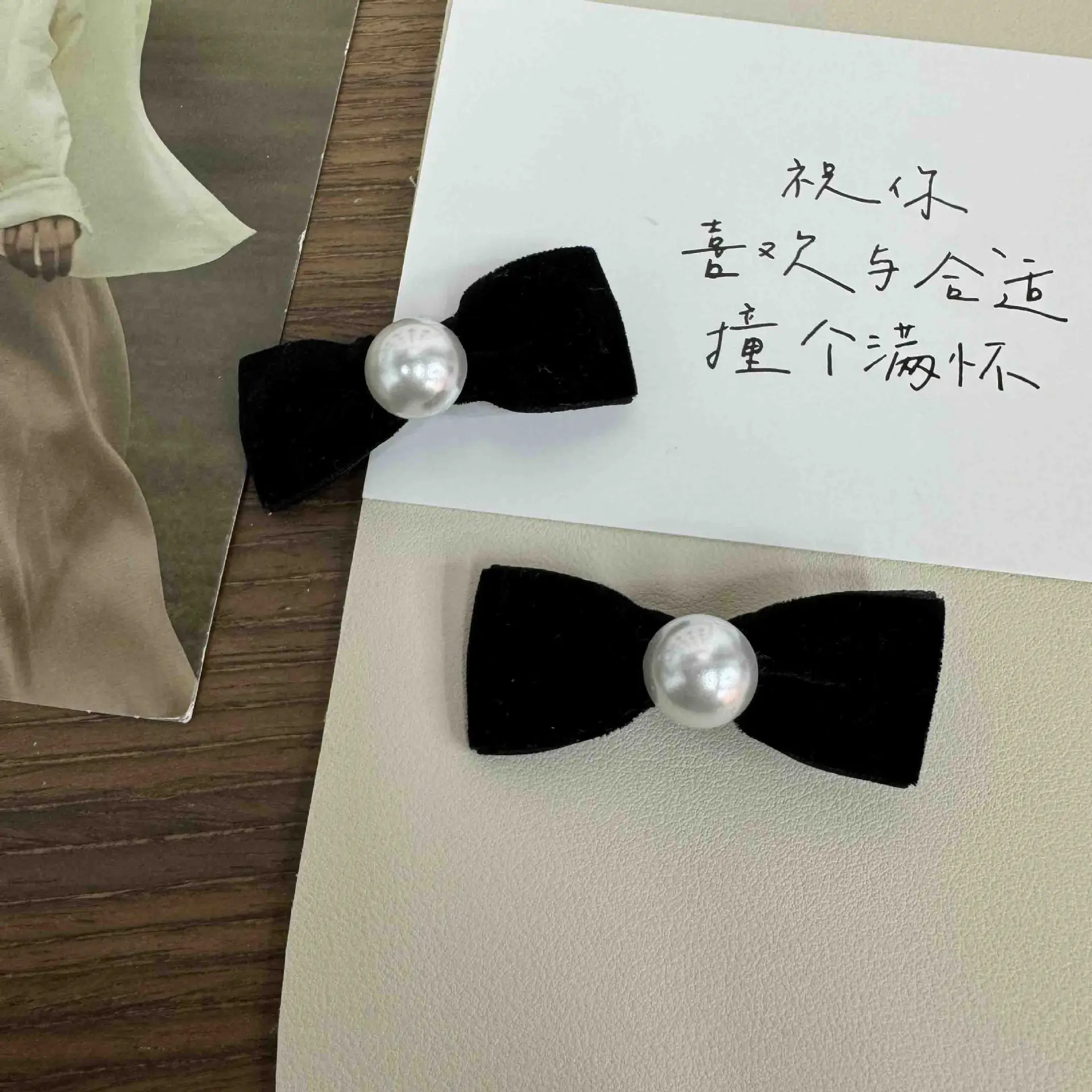 Velvet Bow Pearl Hairpin French Retro Side Clip Bangs Clip Small Chanel-Style Hair Accessory Versatile — feature 2