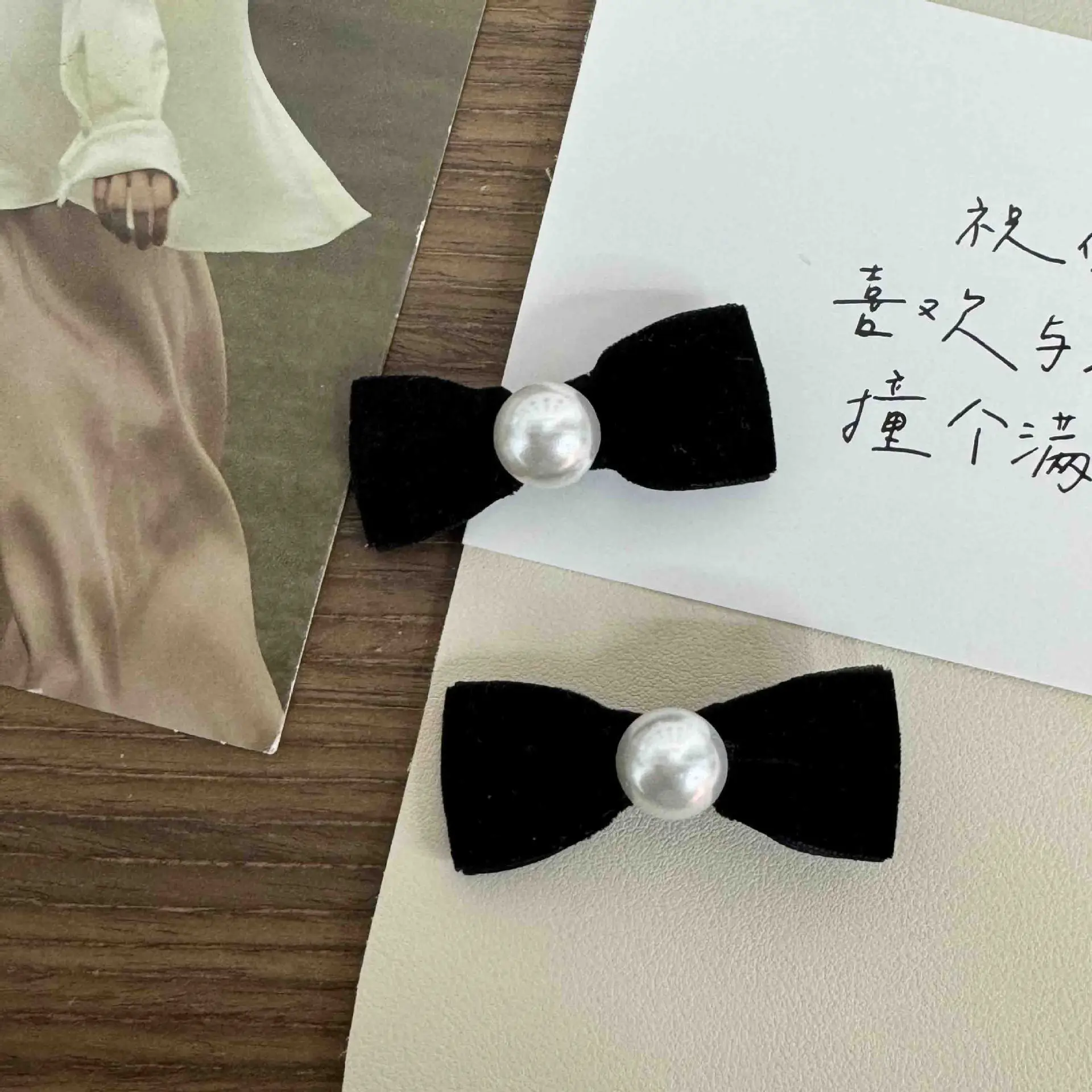 Velvet Bow Pearl Hairpin French Retro Side Clip Bangs Clip Small Chanel-Style Hair Accessory Versatile — feature 7