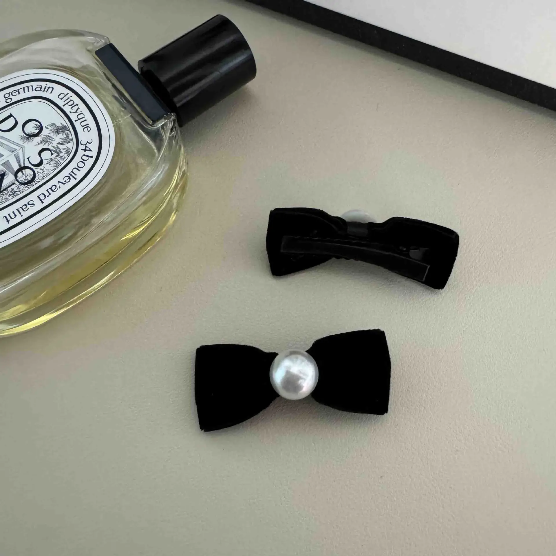 Velvet Bow Pearl Hairpin French Retro Side Clip Bangs Clip Small Chanel-Style Hair Accessory Versatile — feature 9