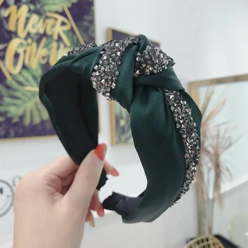 Elegant Diamond Knotted Headband with Wide Bristles — feature 3