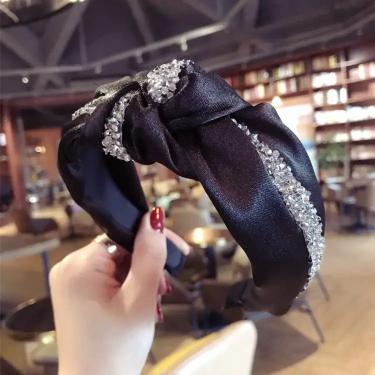 Elegant Diamond Knotted Headband with Wide Bristles