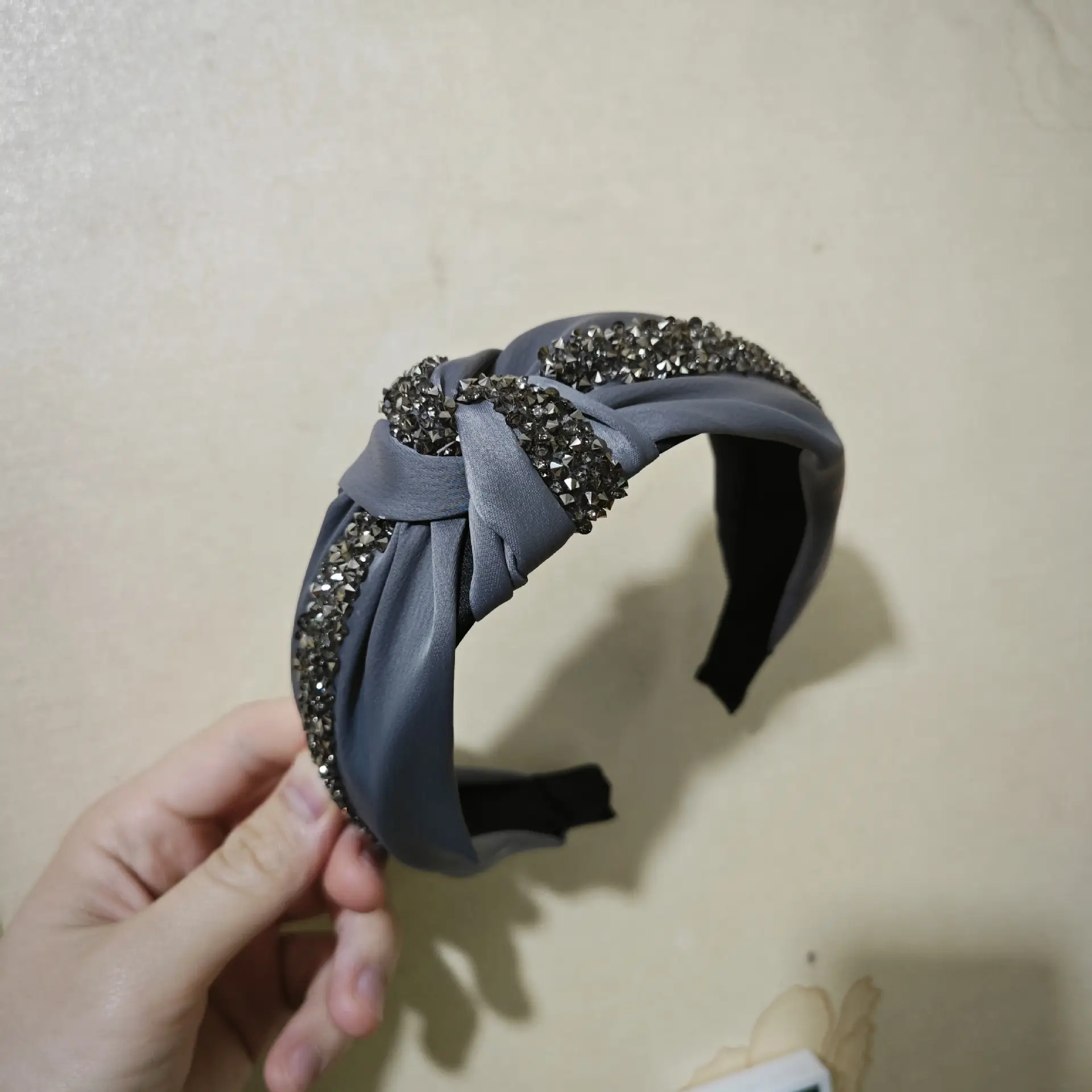 Elegant Diamond Knotted Headband with Wide Bristles