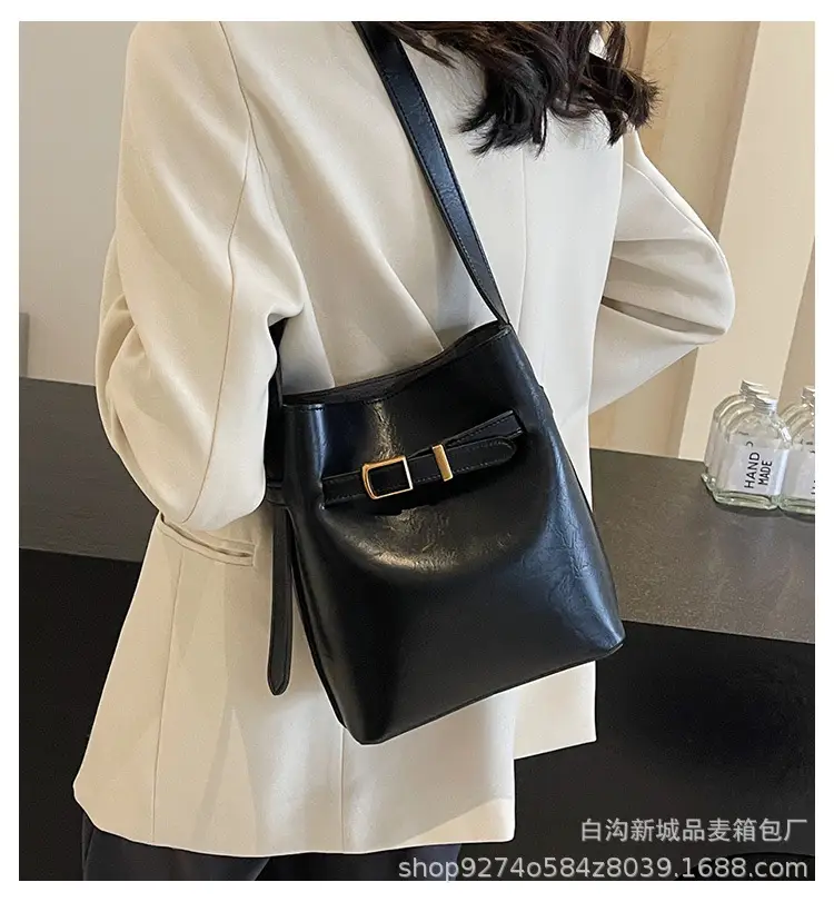 Black French Niche Retro Shoulder Bag Women 2026 — feature 1