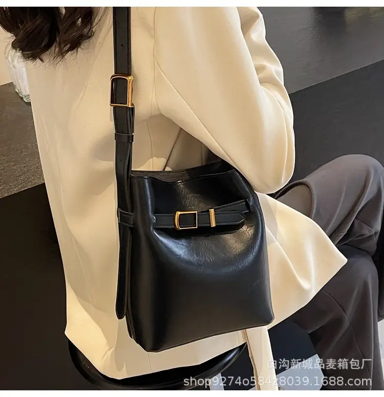 Black French Niche Retro Shoulder Bag Women 2026 — feature 14