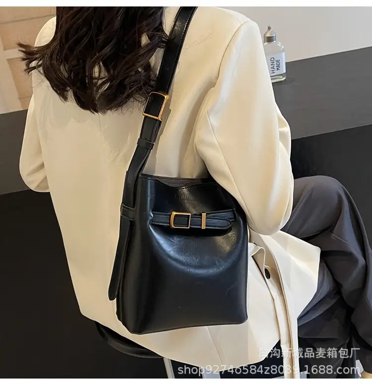 Black French Niche Retro Shoulder Bag Women 2026 — feature 15