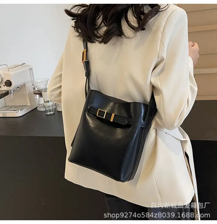 Black French Niche Retro Shoulder Bag Women 2026 — feature 16