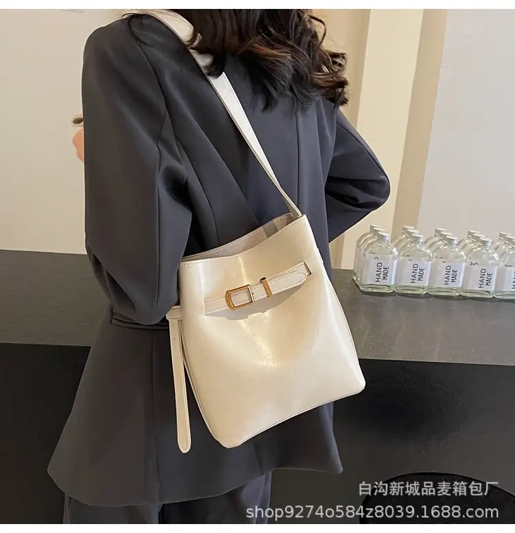 Black French Niche Retro Shoulder Bag Women 2026 — feature 17