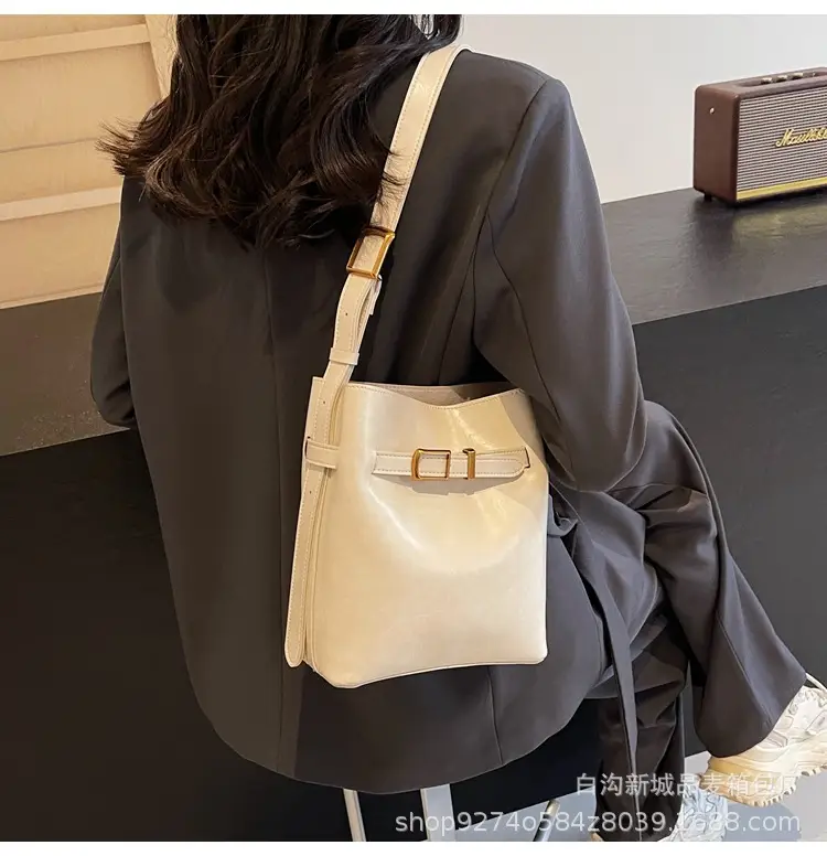 Black French Niche Retro Shoulder Bag Women 2026 — feature 18