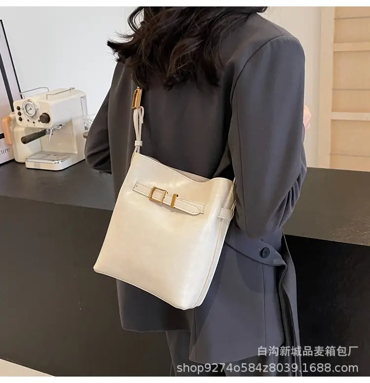 Black French Niche Retro Shoulder Bag Women 2026 — feature 19