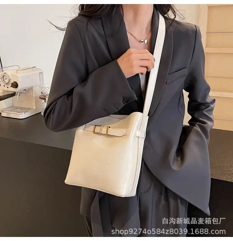 Black French Niche Retro Shoulder Bag Women 2026 — feature 20