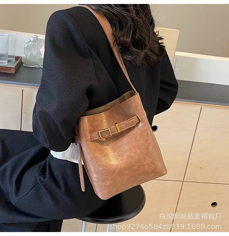 Black French Niche Retro Shoulder Bag Women 2026 — feature 27