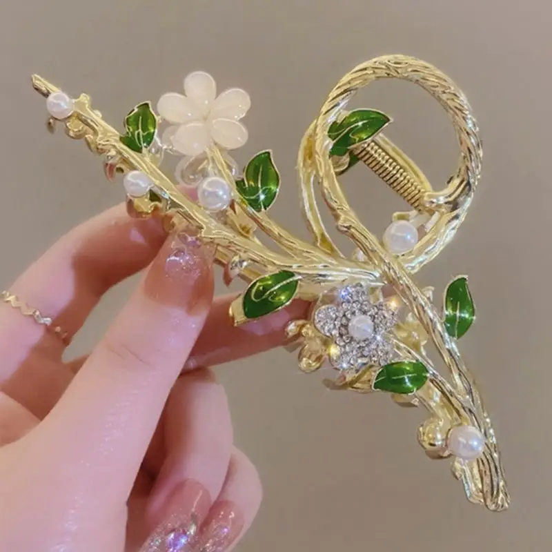 Golden Daisy Hairpin with Green Leaf Design - Image 36