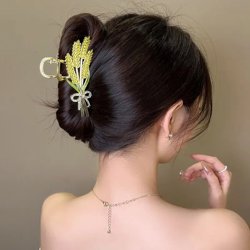 Golden Daisy Hairpin with Green Leaf Design - Image 37