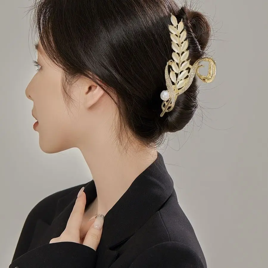 Golden Daisy Hairpin with Green Leaf Design - Image 38
