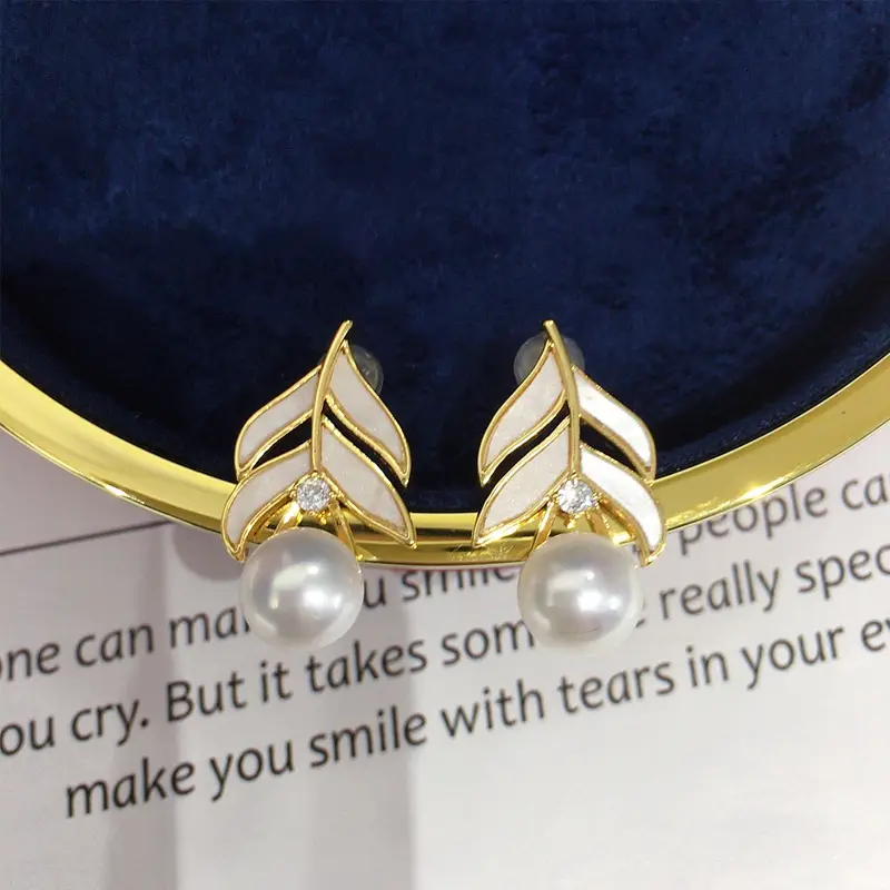 18K Gold Pearl Feather Earrings for Women - Image 3