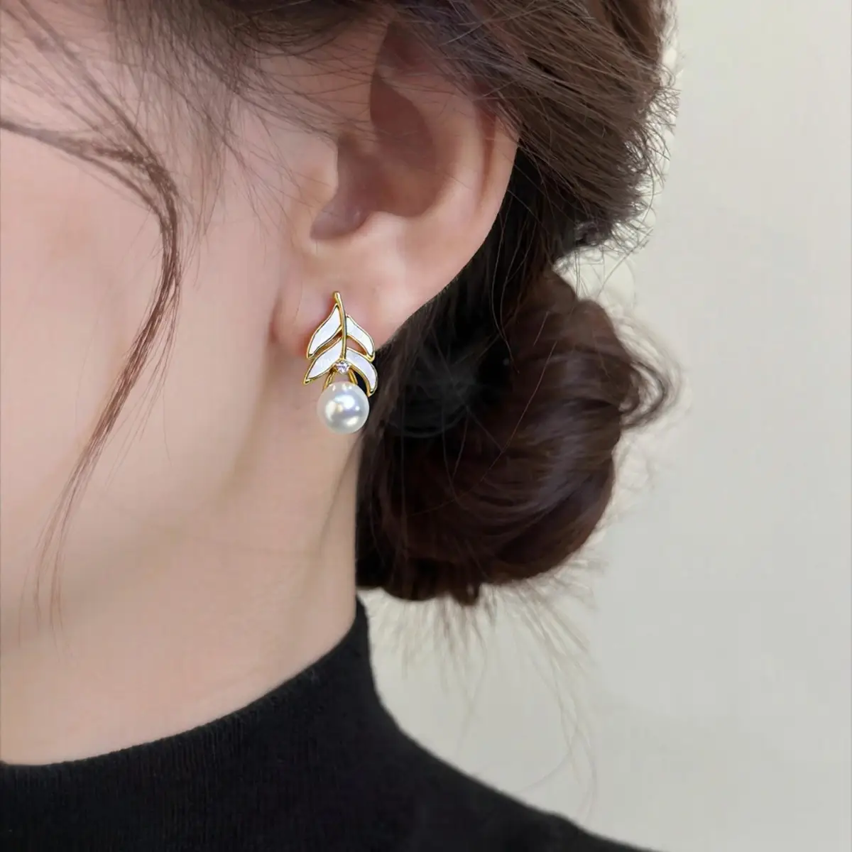 18K Gold Pearl Feather Earrings for Women - Image 5