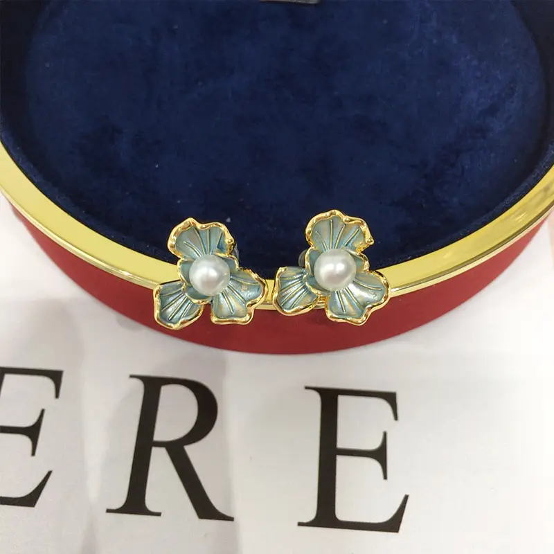 18K Gold Pearl Flower Earrings for Women - Image 3