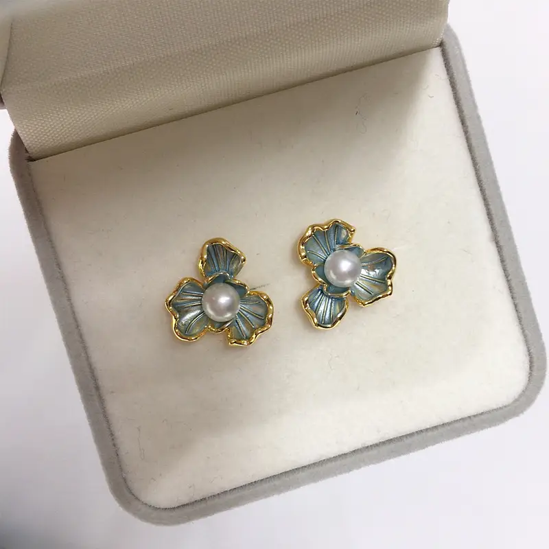 18K Gold Pearl Flower Earrings for Women - Image 4