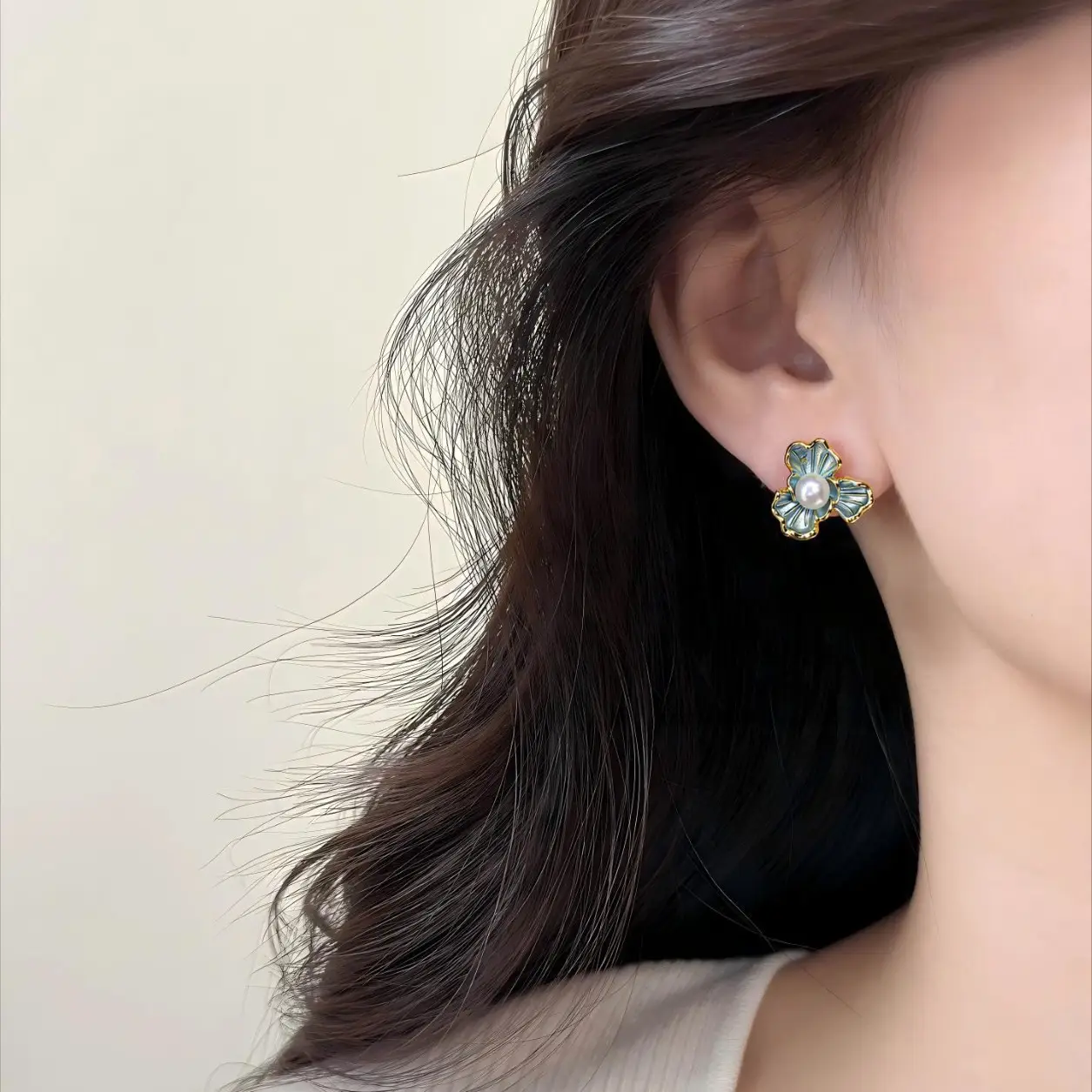 18K Gold Pearl Flower Earrings for Women - Image 5