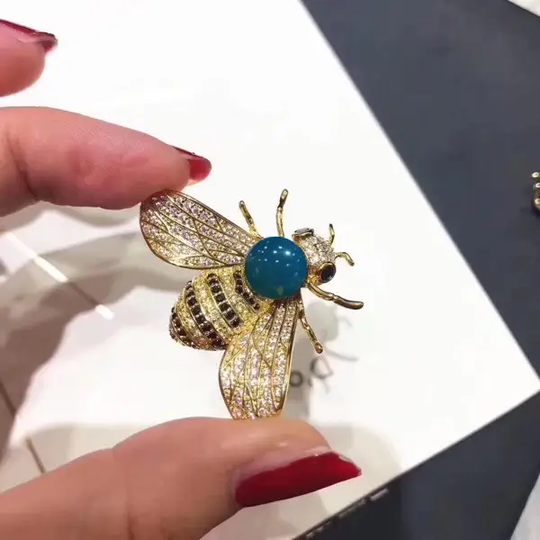 9mm Bee Pendant Brooch with Crystal Details — feature 1