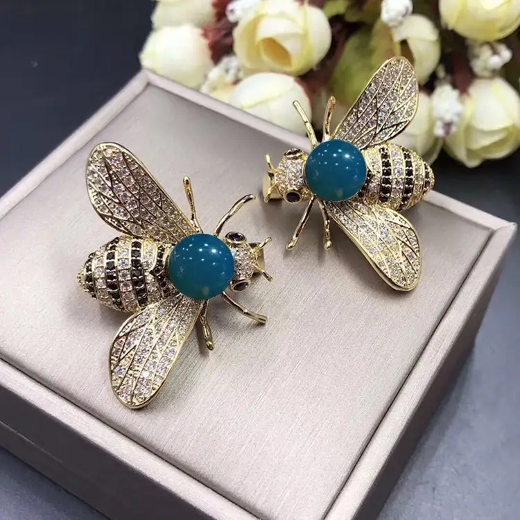 9mm Bee Pendant Brooch with Crystal Details — feature 2