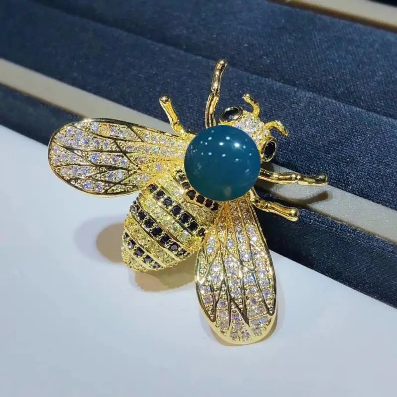 9mm Bee Pendant Brooch with Crystal Details — feature 3