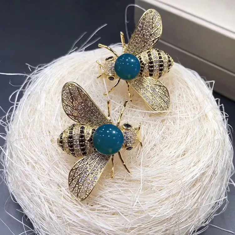9mm Bee Pendant Brooch with Crystal Details — feature 4
