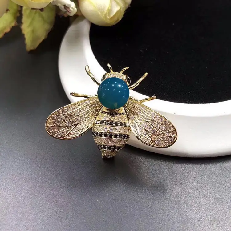 9mm Bee Pendant Brooch with Crystal Details — feature 5