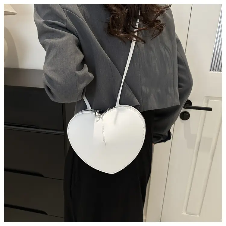 Heart-Shaped Women's Shoulder Bag Beige 2024 — feature 20