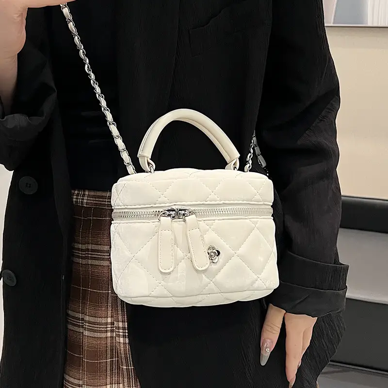 Women Diamond Pattern Chain Shoulder Bag 2026 - Image 6