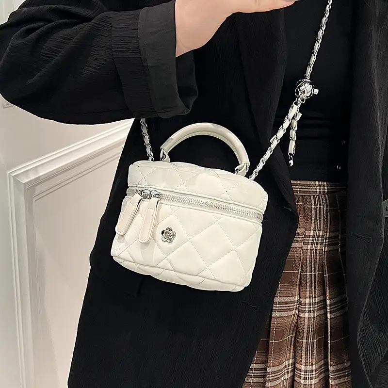 Women Diamond Pattern Chain Shoulder Bag 2026 - Image 7