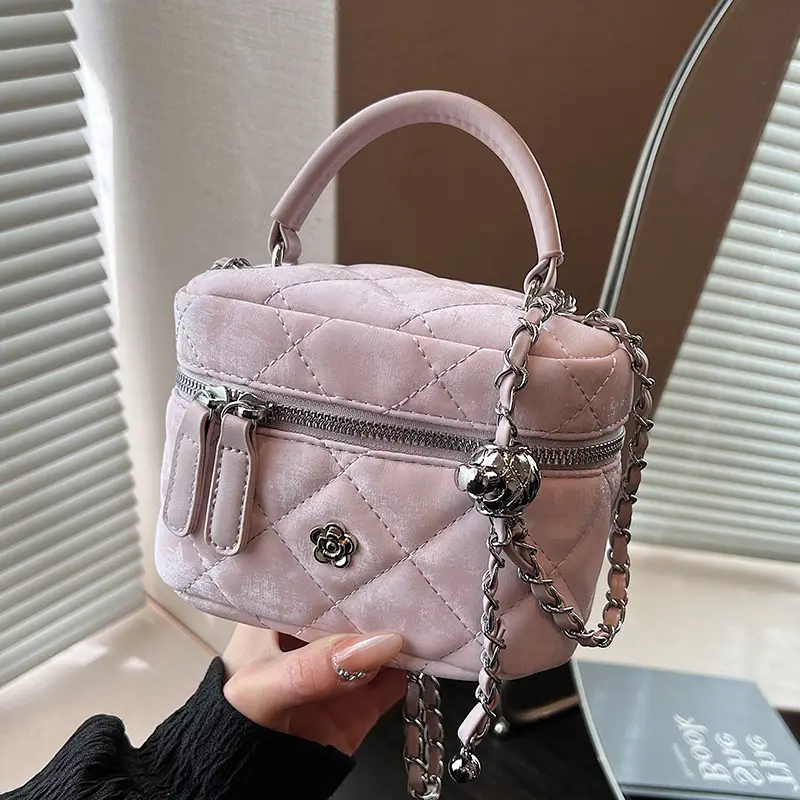Women Diamond Pattern Chain Shoulder Bag 2026 - Image 2