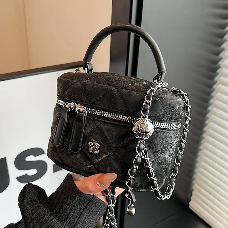 Women Diamond Pattern Chain Shoulder Bag 2026 - Image 3