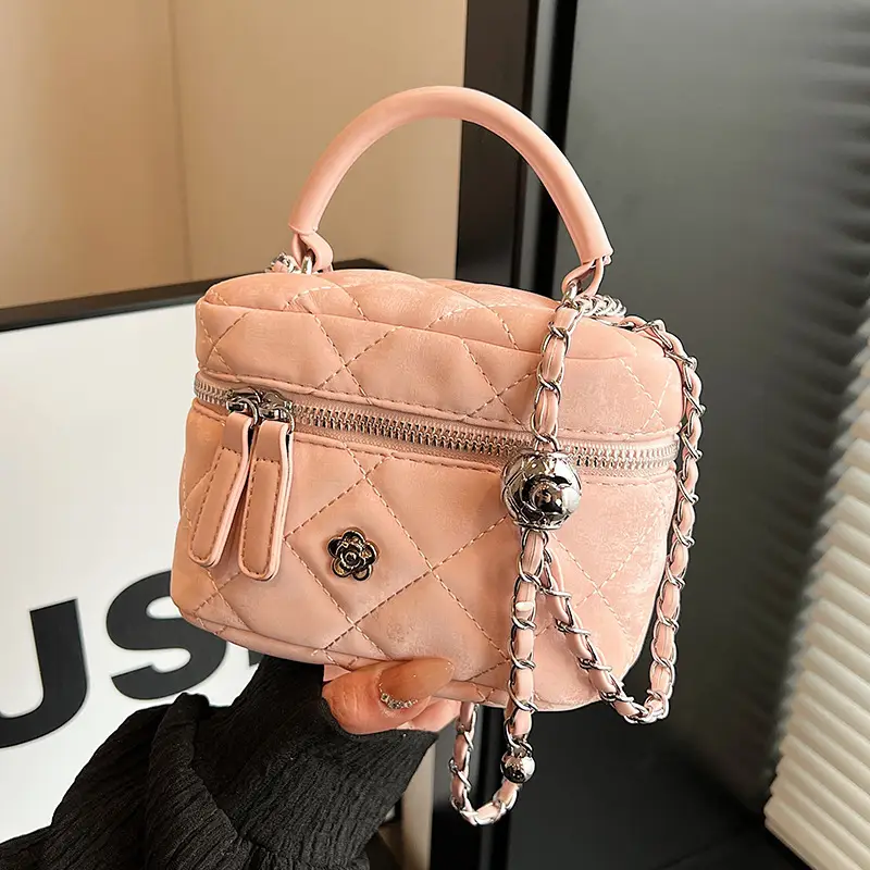 Women Diamond Pattern Chain Shoulder Bag 2026 - Image 4