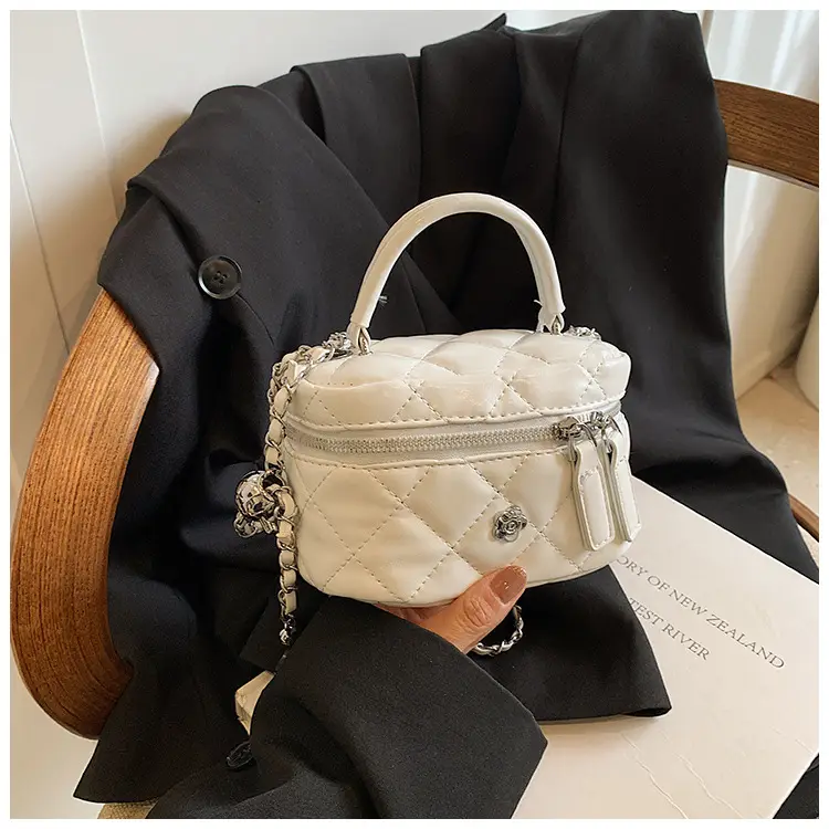Diamond Pattern Chain Shoulder Bag for Women 2026 — feature 20