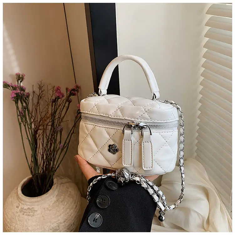 Diamond Pattern Chain Shoulder Bag for Women 2026 — feature 21
