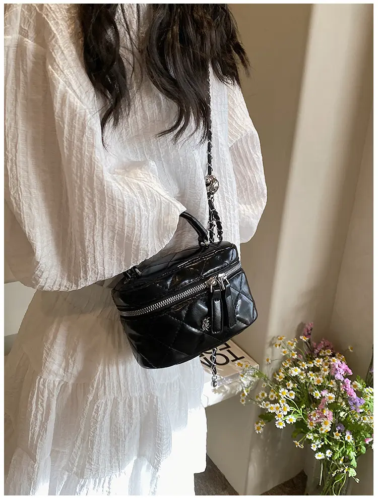 Diamond Pattern Chain Shoulder Bag for Women 2026 — feature 24