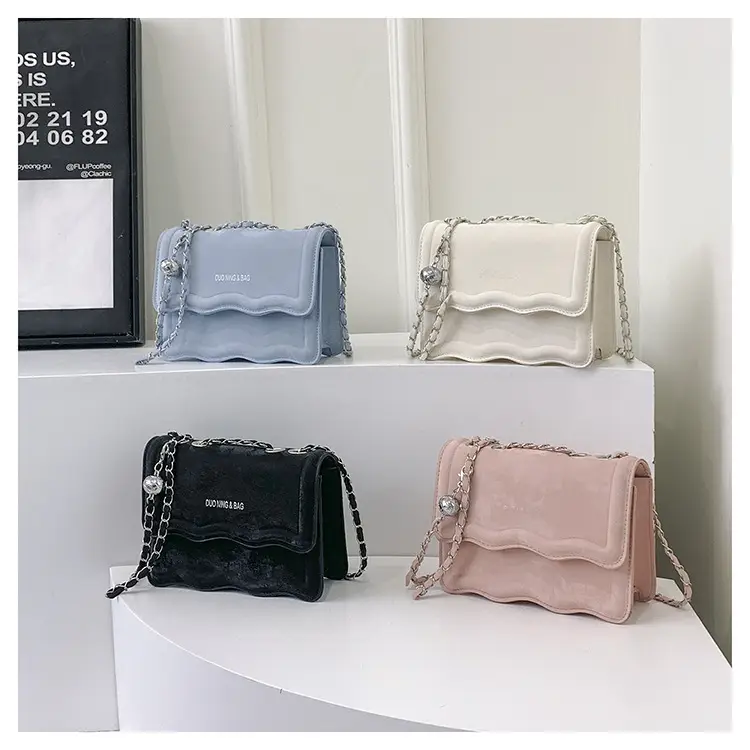 Black Retro Chain Shoulder Bag for Women - Image 5